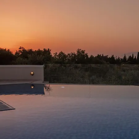 Frido Luxury With Jacuzzi Villa